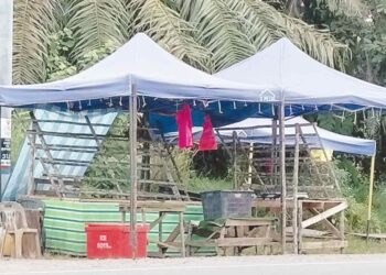 KEADAAN gerai durian Mohd Ghazali Esa yang kosong selepas jualannya dilarikan oleh seorang lelaki petang semalam.