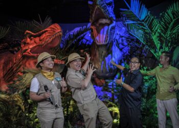 KETUA Pegawai Eksekutif KRU Group, Datuk Norman Abdul Halim (dua kiri)  semasa merasmikan Wetland Studios Putrajaya di Taman Wetland Putrajaya, baru-baru ini. -UTUSAN/FAIZ ALIF AHMAD ZUBIR