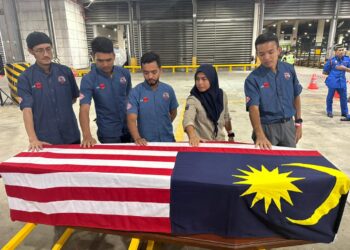 MURSHID (tengah) bersama ahli Kelab Eksplorasi Altitude Malaysia memberi penghormatan terakhir kepada Allahyarham Awang Askandar Ampuan Yaacub.