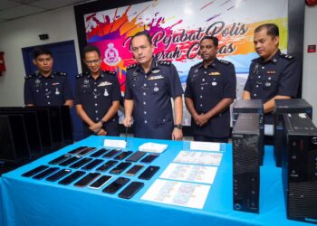 ACP Zam Halim Jamaluddin menunjukkan barangan seperti unit telefon, CPU, monitor dan telefon bimbit yang dirampas dalam satu serbuan ke atas sebuah premis kediaman jenis kondominium di Salak Selatan yang disyaki beroperasi sebagai pusat panggilan bagi penipuan dalam talian pada sidang media tersebut di IPD Daerah Cheras.-UTUSAN/ Saddam Yusoff