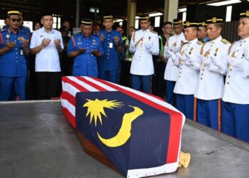 -JENAZAH Awang Askandar Ampuan Yaacub tiba di pekarangan MAS Kargo