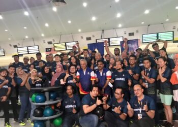 PENGAMAL media yang menyertai Kejohanan Boling Hawana 2023 di Ipoh Bowl, AEON Kinta City di Ipoh hari ini. - UTUSAN/LIYANA RAMLI