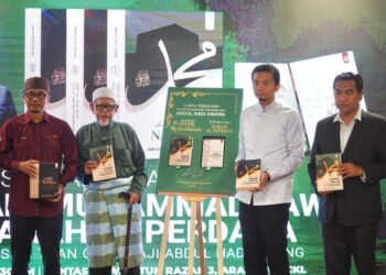 ABDUL Hadi Awang merasmikan buku Jejak Nabi Muhammad SAW dan menyampaikan syarahan perdana pada program Pesta Buku Antarabangsa Kuala Lumpur (PBAKL) 2023 di Pusat Dagangan Dunia (WTC) Kuala Lumpur di sini hari ini. UTUSAN/AMIR KHALID