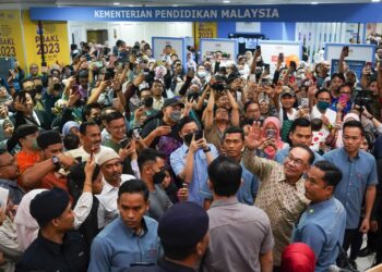 ANWAR Ibrahim melambai para pengunjung Pesta Buku Antarabangsa Kuala Lumpur ke-40 di Pusat Dagangan Dunia di sini semalam.