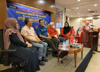 AHMAD Faizal Azumu (tiga dari kiri) ketika mendengar ucapan wakil Srikandi Bersatu Kelantan pada Majlis Sembang Santai Pesanan Menuju PRN Kelantan, di Kota Bharu, Kelantan hari ini. UTUSAN/MUSTAQIM MOHAMED