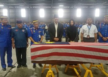 TENGKU Sarafudin Badlishah Ibni Al Aminul Karin Sallehuddin (tengah) berkenan berangkat menziarahi jenazah Allahyarham Awang Askandar Ampuan Yaacub di Kompleks Kargo, Lapangan Terbang Antarabangsa Kuala Lumpur (KLIA) pagi ini.