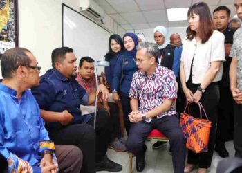 FAHMI Fadzil (tengah) beramah mesra dengan petugas media ketika melawat Rumah Media Perak di Medan Istana di Ipoh hari ini. - UTUSAN/MUHAMAD NAZREEN SYAH MUSTHAFA