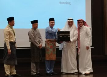 ADNAN Hussain Mandourah (dua dari kanan) menyerahkan cenderahati berupa replika kaabah kepada Syed Saleh Syed Abdul Rahman (dua dari kiri) pada majlis taaruf di Mekah semalam.