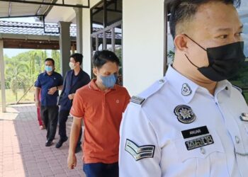 SAIFUL  Anuar Ab.Rani (tengah) dibawa oleh anggota polis selepas membayar wang jaminan di Kompleks Mahkamah Sungai Petani.