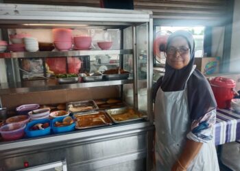 NORAINI Abdul Latif menunjukkan menu tengah hari tanpa masak asam tempoyak ikan patin di Kampung Bukit Rang di Jerantut, Pahang.