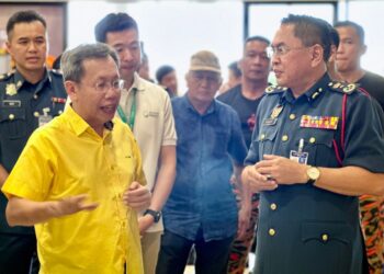 SIM Kui Hian (kiri) dan Khirudin (kanan) menyampaikan penerangan berkaitan pemeriksaan yang akan dilakukan oleh pihak Bomba Sarawak sepanjang persiapan sambutan Hari Gawai Dayak, di Pasar Raya Farley di sini hari ini.