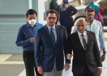 ADAM Radlan Adam Muhammad (tengah) diiringi Rajan Navaratnam (kanan) hadir di Mahkamah Sesyen Kuala Lumpur bagi sebutan kes rasuah Jana Wibawa. -  UTUSAN/AMIR KHALID