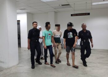 ANGGOTA polis mengiringi keempat-empat tertuduh untuk didakwa atas pertuduhan menyembunyi dan melindungi 20 orang PATI di Mahkamah Sesyen Kota Bharu, Kelantan hari ini-UTUSAN/ROSALWANI CHE SOH