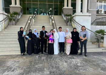 IRDIENA Hakim Jasman (lima kanan) bersama adik bongsu dan ahli keluarga serta barisan peguam selepas menang tuntutan hadanah di  Mahkamah Tinggi Syariah Kota Bharu, Kelantan hari ini-UTUSAN