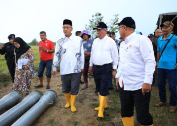 MOHAMAD Sabu (tengah) semasa turun padang meninjau masalah petani di Kampung Bukit Kechik, Bachok, Kelantan hari ini-UTUSAN/KAMARUL BISMI KAMARULZAMAN