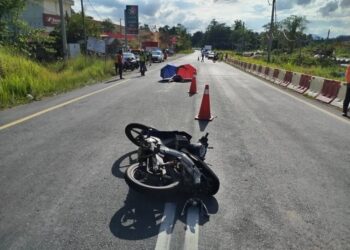 SEORANG warga emas maut selepas motosikal yang ditunggangnya dilanggar sebuah lori di Kilometer 8, Gua Musang-Kuala Krai di Batu 5, Gua Musang, Kelantan, semalam.UTUSAN/IHSAN POLIS
