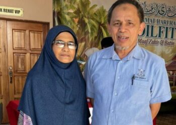 RAZAK Daud (kanan) bersama bekas guru Pendidikan Islam, Aisah Sheikh Ali di dewan Majlis Daerah Jerantut di Jerantut, Pahang. - UTUSAN/HARIS FADILAH AHMAD