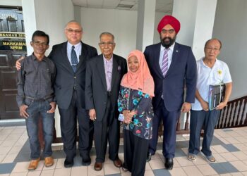 Presiden Persekutuan Kebangsaan Berbasikal Malaysia (PKBM), Datuk Abu Samah Abd Wahab (tengah) hadir ke Mahkamah Sesyen Melaka sambil ditemani ahli keluarga dan Naib Presiden, Datuk Amarjit Singh Gill (dua dari kanan).
