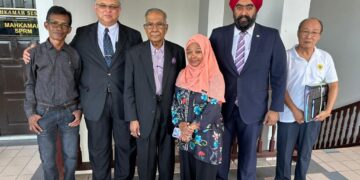 Presiden Persekutuan Kebangsaan Berbasikal Malaysia (PKBM), Datuk Abu Samah Abd Wahab (tengah) hadir ke Mahkamah Sesyen Melaka sambil ditemani ahli keluarga dan Naib Presiden, Datuk Amarjit Singh Gill (dua dari kanan).