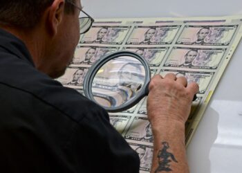 DOLAR Amerika Syarikat (USD) telah menjadi mata wang antarabangsa
terkemuka di dunia kerana faktor ekonomi, politik dan sejarah.-AFP