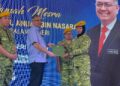SHAMSUL Anuar Nasarah menyampaikan sijil penghargaan kepada anggota Rela pada Majlis Ramah Mesra di Kelab Kedah Diraja, Alor Setar.