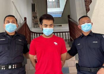 TERTUDUH tidak mengaku bersalah di Mahkamah Sesyen, Ayer Keroh, Melaka atas pertuduhan memijak perut dan memukul empat pelajarnya sehingga cedera.