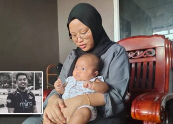SITI Rahmah Muslim Sidi mendukung anaknya yang baharu berusia tiga bulan, Nur Kayla Mikayla ketika ditemui di Bandar Sunggala, Port Dickson hari ini.-UTUSAN/NOR AINNA HAMZAH.