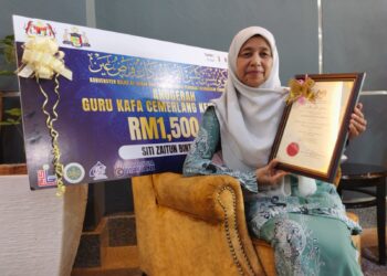 SITI ZAITUN Khazali menunjukkan sijil dan replika cek yang diterimanya pada Konvensyen KAFA Peringkat Kebangsaan 2023 di MITC, Ayer Keroh, Melaka. - UTUSAN/MUHAMMAD SHAHIZAM TAZALI