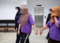 TERDUDUH (dua dari kanan) diringi polis semasa hadir untuk mendapatkan perintah reman di Mahkamah Majistret Kota Bharu, Kelantan-UTUSAN/KAMARUL BISMI KAMARULZAMAN