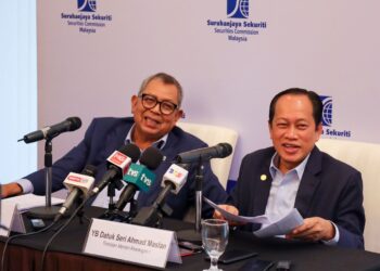 MENTERI Kewangan I, Datuk Seri Ahmad Maslan bersama Pengerusi Suruhanjaya Sekuriti Malaysia, Datuk Seri Awang Adek Hussin bercakap kepada media pada sidang akhbar sempena lawatan rasmi ke Suruhanjaya Sekuriti Malaysia Bukit Kiara. Utusan / SADDAM YUSOF