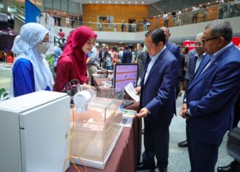 Menteri Kewangan I, Datuk Seri Ahmad Maslan melawat tapak pameran sempena lawatan rasmi ke Suruhanjaya Sekuriti Malaysia Bukit Kiara. Utusan / Saddam Yusoff