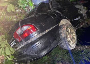 KEADAAN kereta jenis Proton Wira yang dipandun mangsa selepas terbabas ke dalam semak Kilometer 19, Jalan Gua Musang-Jeli, Kampung Star di Gua Musang, Kelantan, semalam.UTUSAN/IHSAN POLIS