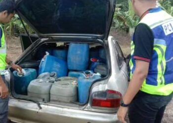 ANGGOTA penguat kuasa KPDN Kelantan memeriksa tong yang mengandungi minyak diesel selepas menahan sebuah kereta di tepi jalan Kampung Teratak Pulai, Bachok, Kelantan-UTUSAN/IHSAN KPDNHEP KELANTAN