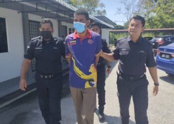 SUHAIMI Shamsudin (tengah) dibawa ke Mahkamah Majistret Port Dickson hari ini bagi didakwa atas dua pertuduhan termasuk membunuh seorang wanita warga emas pada 9 Mei lalu.-UTUSAN/NOR AINNA HAMZAH.