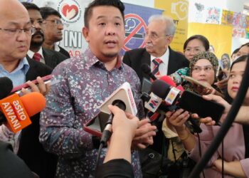 LUKANISMAN Awang Sauni bercakap kepada pemberita dalam sidang akhbar sempena Sambutan Hari Tanpa Tembakau Sedunia 2023 Peringkat Kebangsaan di Dewan Hang Tuah, Banda Hilir, Melaka. - UTUSAN/MUHAMMAD SHAHIZAM TAZALI