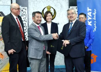 SYED Agil Syed Hashim (kiri) dan Mohd. Hamka Abd. Rani  bertukar dokumen perjanjian pembiayaan pembinaan antara MHB dan Bank Rakyat di Pejabat Setiausaha Kerajaan Negeri di Ipoh hari ini. - UTUSAN/MUHAMAD NAZREEN SYAH MUSTHAFA