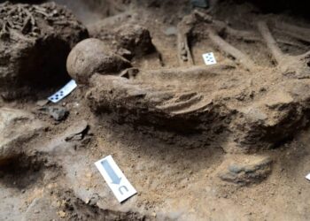 RANGKA manusia prasejarah yang lengkap bersama beberapa artifak lain di Gua Keledung Kecil, Lembah Nenggiri, Gua Musang, Kelantan.-UTUSAN/IHSAN MOTAC