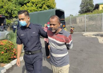 P. Ganggu Naidu dibawa ke Mahkamah Majistret Gemas, Tampin hari ini bagi didakwa atas kesalahan membantu memindahkan barang curi iaitu puluhan unit penyaman udara bernilai RM60,000 bulan lalu.-UTUSAN/NOR AINNA HAMZAH.