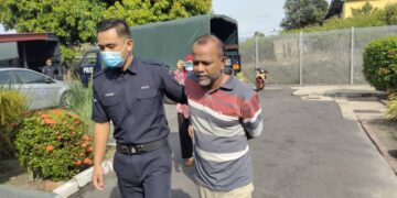 P. Ganggu Naidu dibawa ke Mahkamah Majistret Gemas, Tampin hari ini bagi didakwa atas kesalahan membantu memindahkan barang curi iaitu puluhan unit penyaman udara bernilai RM60,000 bulan lalu.-UTUSAN/NOR AINNA HAMZAH.