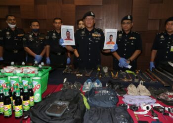 WAN Hassan Wan Ahmad (tengah) menunjukkan gambar dua suspek yang diburu disamping barangan dirampas hasil tangkapan terhadap tujuh individu dipercayai mempunyai kaitan dengan Geng Mizan dalam sidang akhbar di IPK Kedah, Alor Setar.