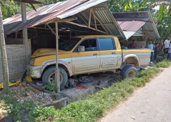 KEADAAN pacuan empat roda yang dipandu seorang lelaki posotif dadah dalam kemalangan di jalan Kampung Jeram Tekoh di Gua Musang, Kelantan, semalam.-UTUSAN/IHSAN POLIS