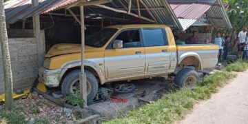 KEADAAN pacuan empat roda yang dipandu seorang lelaki posotif dadah dalam kemalangan di jalan Kampung Jeram Tekoh di Gua Musang, Kelantan, semalam.-UTUSAN/IHSAN POLIS