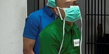 DUA daripada tiga banduan yang menghadiri perbicaraan di Mahkamah Sesyen Kota Bharu, Kelantan hari ini-UTUSAN/UTUSAN/ROSALWANI CHE SOH