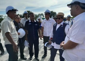 AZALINA (dua dari kanan) ketika menghadiri Taklimat Pelaksaan Projek dan Lawatan Tapak Mahkamah Pengerang di Bandar Penawar, Kota Tinggi hari ini.