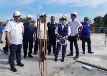 AZALINA (tiga dari kanan) ketika menghadiri Taklimat Pelaksaan Projek dan Lawatan Tapak Mahkamah Pengerang di Bandar Penawar, Kota Tinggi hari ini.