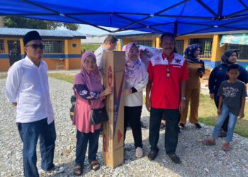 AMIRA Aisya (tengah) menyampaikan khemah kepada salah seorang daripada 16 peniaga di PPR Desa Mutiara, Johor Bahru, hari ini.