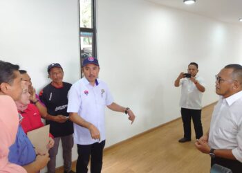 MOHD. Jafni Md. Shukor (tengah) melawat ruangan dalam perpustakaan komuniti di flat awam Kangkar Pulai, Johor Bahru, semalam.
