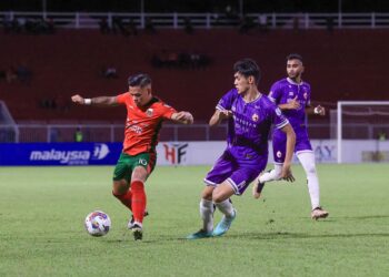 JOSE Porteria (kiri) cuba melepasi kawalan pertahanan Kelantan FC Kim Ming Yu pada aksi Liga Super di Stadium Sultan Muhammad IV, Kota Bharu, Kelantan-UTUSAN/KAMARUL BISMI KAMARUZAMAN