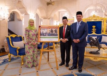 HASNI Mohammad (kanan) menyampaikan cendermata ketika mengadap Permaisuri Johor, Raja Zarith Sofiah Almarhum Sultan Idris Shah di Istana Bukit Serene di Johor Bahru, semalam.