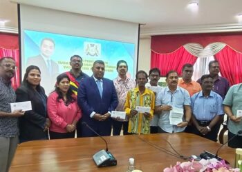 RAVEN Kumar (empat kiri) bergambar bersama komuniti India selepas menyampaikan sumbangan mewakili kerajaan negeri dalam satu majlis yang diadakan di Johor Bahru, baru-baru ini.